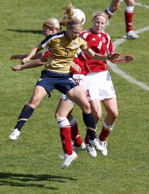 Lindsey Tarpley (C) of the US is challenged by Denmark's Cathrine Sorensen (L) and Christina Orntoft during their World Algarve Cup women's soccer championship final at Vila Real Santo Antonio stadium March 12, 2008. 