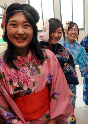 Traditionally clad Japanese students perform in Hangzhou, capital of east China's Zhejiang province, on March 12, 2008.