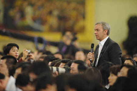 A foreign journalist asks questions during Chinese Foreign Minister Yang Jiechi's meeting with the press at the Great Hall of the People in Beijing, capital of China, March 12, 2008. 