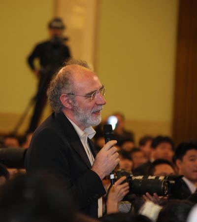 A foreign journalist asks a question during Chinese Foreign Minister Yang Jiechi's meeting with the press at the Great Hall of the People in Beijing, capital of China, March 12, 2008. 