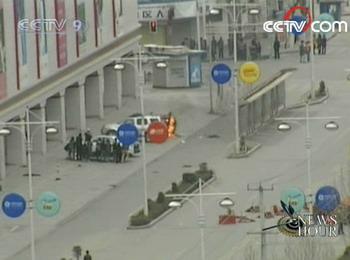 Witnesses say the unrest started around 1 p.m. on Friday. Several people clashed with and threw stones at the local police near the Ramogia Monastery in downtown Lhasa, the capital of southwest China's Tibet Autonomous Region. (CCTV.com)