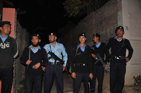Police stand guard at the blast spot at a restaurant in Islamabad, capital of Pakistan, March 15, 2008.
