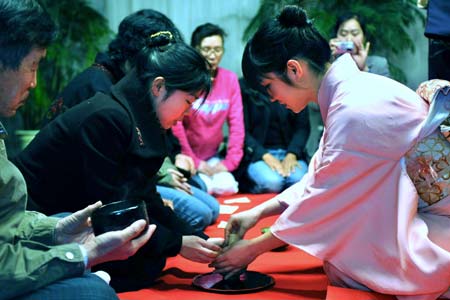 Japanese tea ceremony artists perform the art of tea making in Nanjing, capital of east China's Jiangsu Province, on March 16, 2008. A Japanese delegation dedicated to a project of planting 5,000 cherry trees in a garden in Nanjing is now in China for a visit.