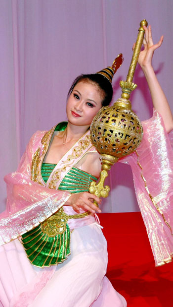 A Chinese artist performs a traditional dance to promote 'Visit China in Olympic Year', in Tokyo, Japan, March 17, 2008. 