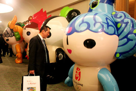 A visitor looks at the Fuwa, the mascots for the Beijing Olympic Games, as part of of the promotional event 'Visit China in Olympic Year', in Tokyo, Japan, March 17, 2008. 