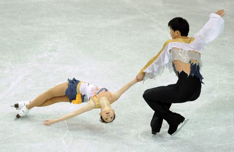 China's Zhang Dan and Zhang Hao perform during the pairs short programme at the World Figure Skating Championships in Gothenburg March 18, 2008. 