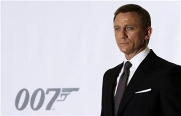 Actor Daniel Craig who plays James Bond poses during a photocall at Pinewood Studios to mark the start of production of the 22nd James Bond film, "Quantum of Solace," in Buckinghamshire, north of London Jan. 24, 2008. (Photo: chinadaily.com.cn/Agencies)