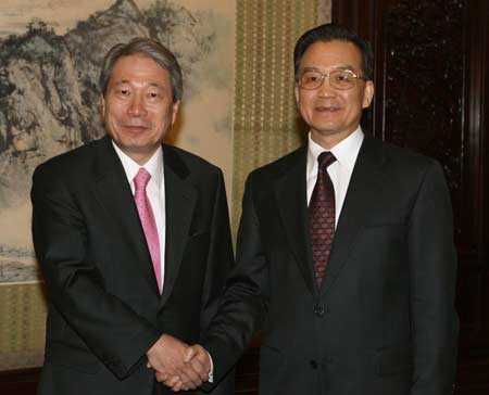  Chinese Premier Wen Jiabao(R) shakes hands with Korean Foreign Affairs and Trade Minister Yu Myung Hwan in Beijing, China, March 20, 2008. (Xinhua/Yao Dawei) 