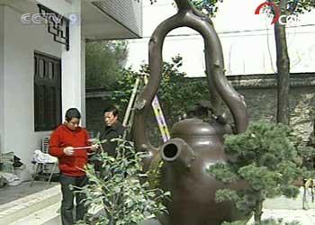 The diameter at the teapot's widest point is 1.6 meters.(Photo: CCTV.com)