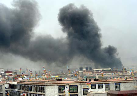Heavy smoke is seen in this photo taken on March 14, 2008 during the unrest in Lhasa, capital of southwest China's Tibet Autonomous Region.(Xinhua Photo)