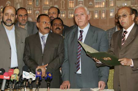Yemeni President Ali Abdullah Saleh (C) talks to reporters after Hamas deputy politburo chief Moussa Abu Marzouk (L) and senior Fatah official Azzam al-Ahmad signed a reconciliation deal between their rival factions at the Presidential Palace in Sanaa March 23, 2008.