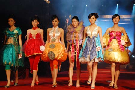 Models present creations designed on the basis of ancient Chinese costumes during a design contest held at a temple in the Huangpu District of Guangzhou, capital of south China's Guangdong Province, on March 22, 2008. (Xinhua Photo)