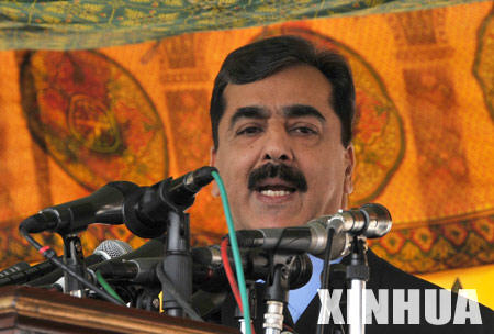 Syed Yousaf Raza Gilani, the candidate for prime minister nominated by the Pakistan People's Party (PPP), talks to the press outside the Parliament building before the election in Islamabad, Pakistan, March 24, 2008. Gillani, the PPP vice-chairman, secured 264 votes from the 342-seat lower house of parliament in Monday's elections.