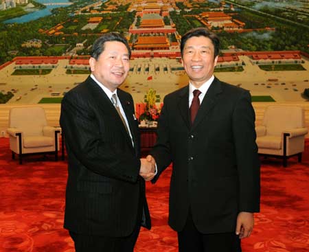 Li Yuanchao(R), senior leader of the Communist Party of China (CPC), meets with Hidenao Nakagawa, former secretary-general of Japan's Liberal Democratic Party in Beijing on March 24, 2008. (Xinhua Photo)