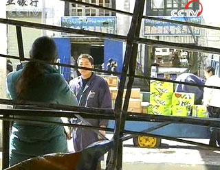 Food shop owner Ms. Zhang was robbed of everything.(Photo: CCTV.com)