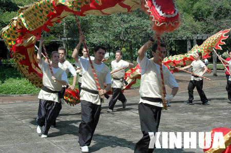Brazilian youth learn to perform traditional Chinese dragon dance in Sao Paolo of Brazil, March 23, 2008.