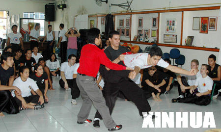 Brazilian youth learn to perform traditional Chinese lion dance in Sao Paolo of Brazil, March 23, 2008. 