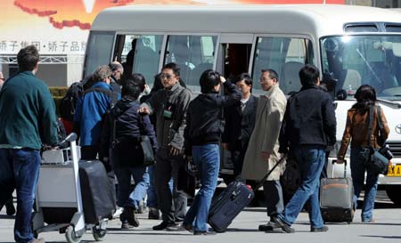 Members of an international media delegation are about to get on a mini bus upon their arrival        in Lhasa,        capital of southwest China's Tibet Autonomous Region, March 26, 2008. The three-day trip is arranged by the Information Office of China's State Council and the media delegation is composed of 26 journalists from 19 media organizations from different countries and regions, such as the Associated Press, the Wall Street Journal and U.S. Today from the United States, Financial Times from Britain, Itar-Tass News Agency from Russia, Kyodo News Service from Japan, Lian He Zao Bao from Singapore, KBS from ROK, Al Jazeera from Qatar, South China Morning Post and the Phoenix TV from Hong Kong and Central News Agency from Taiwan etc. (Xinhua Photo)