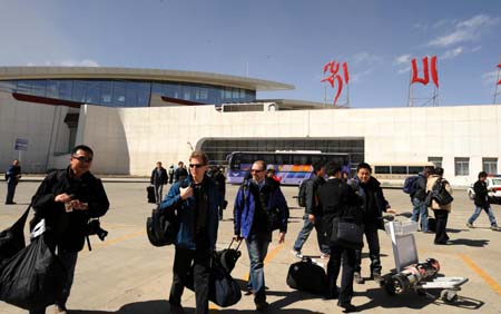 Members of an international media delegation arrive in Lhasa airport in Lhasa, capital of southwest China's Tibet        Autonomous Region,        March 26, 2008.  (Xinhua Photo)