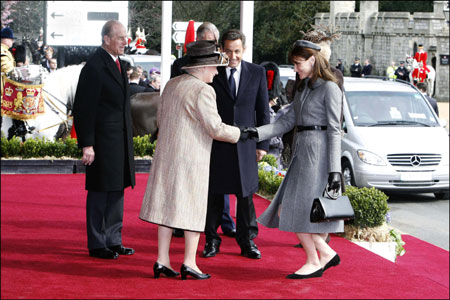 Britain's Queen Elizabeth (C) greets France's first lady Carla Bruni (R) as Prince Philip (L) and France's President Nicolas Sarkozy (C Rear) stand near during ceremonies at Windsor Castle, near London March 26, 2008. (Xinhua/Reuters Photo)