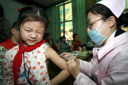 A pupil receives measles vaccination in Gaosheng Experimental Elementary School in Suining, southwest China's Sichuan Province, March 26, 2008. Children aged between eight months and 14 years in 17 cities and prefectures of Sichuan Province receive measles vaccination free of charge on March 25-31. 