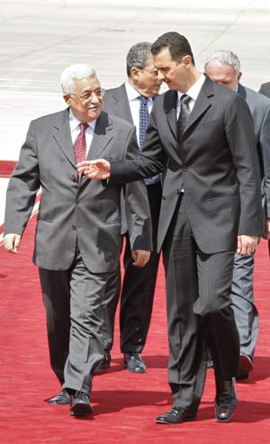 Syria's President Bashar al-Assad (R) welcomes Palestinian President Mahmoud Abbas at Damascus airport March 28, 2008. The Arab summit will be held in the Syrian capital from March 29-30