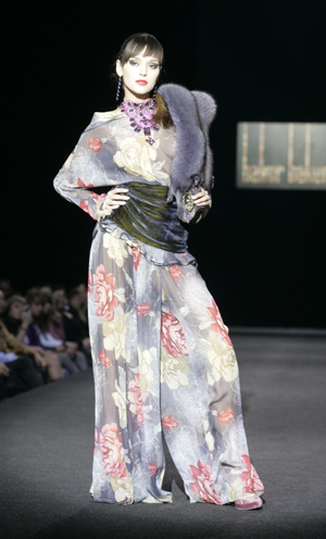 A model presents creation by Ukrainian designer Olga Linnik during Moscow Fashion Week March 28, 2008. (Xinhua/Reuters Photo)