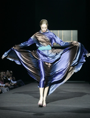 A model presents creation by Ukrainian designer Olga Linnik during Moscow Fashion Week March 28, 2008. (Xinhua/Reuters Photo)