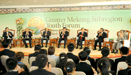 Chinese Premier Wen Jiabao (3rd R) attends the dialogue between the leaders of the Mekong subregion nations and the youth representatives during the Youth Forum in Vientiane, capital of Laos, on March 30, 2008.