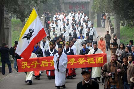 Totaling over 130 descendants of Confucius from across the world hold a memorial ceremony for Confucius at the Confucius Tomb in Qufu, ancestral home of Confucius, in east China's Shandong Province, March 30, 2008.