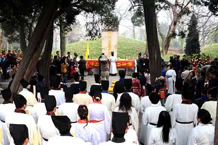 Totaling over 130 descendants of Confucius from across the world hold a memorial ceremony for Confucius at the Confucius Tomb in Qufu, ancestral home of Confucius, in east China's Shandong Province, March 30, 2008.