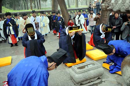 Totaling over 130 descendants of Confucius from across the world hold a memorial ceremony for Confucius at the Confucius Tomb in Qufu, ancestral home of Confucius, in east China's Shandong Province, March 30, 2008.
