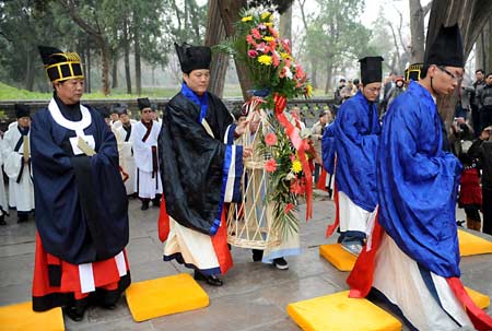 Totaling over 130 descendants of Confucius from across the world hold a memorial ceremony for Confucius at the Confucius Tomb in Qufu, ancestral home of Confucius, in east China's Shandong Province, March 30, 2008.