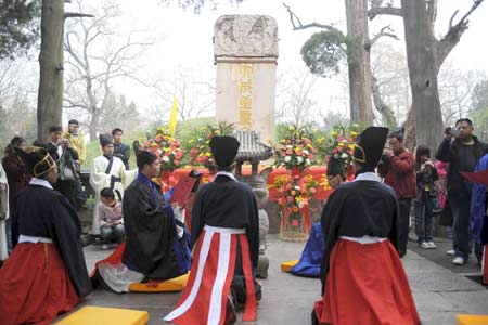 Totaling over 130 descendants of Confucius from across the world hold a memorial ceremony for Confucius at the Confucius Tomb in Qufu, ancestral home of Confucius, in east China's Shandong Province, March 30, 2008.