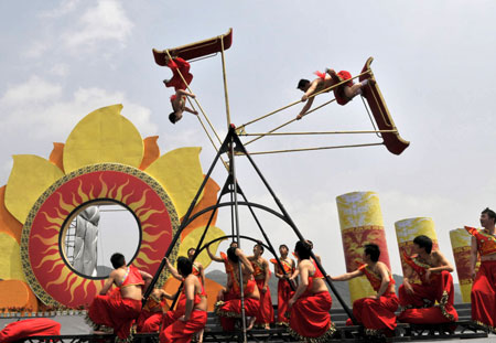 Actors perform breathtaking programs during the opening of an azalea festival in Qianxi County, southwest China's Guizhou Province, March 28, 2008