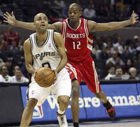 Tony Parker of the San Antonio Spurs drives to the basket while Rafer Alston of the Houston Rockets tries to defend him during their NBA basketball game on Sunday.(Photo: sina.com.cn)