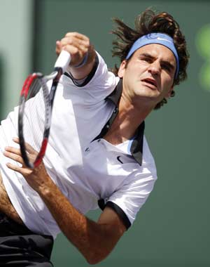 Switzerland's Roger Federer serves against Sweden's Robin Soderling at the Sony Ericsson Open tennis tournament in Key Biscayne, Florida March 31, 2008.(Xinhua/Reuters Photo)