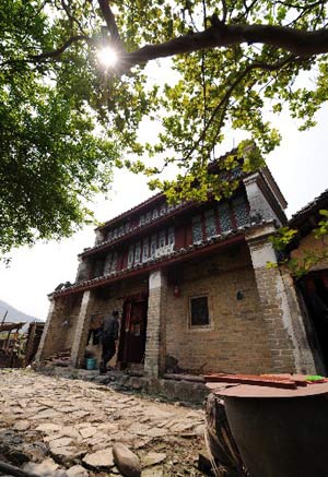 Photo taken on March 31, 2008 shows a three-story house at the architectural complex of the official residence of Cen Mi, a tusi (system of appointing national minority hereditary headmen in the Yuan, Ming and Qing dynasties) in Ming dynasty, at Nalao town, Xilin county, southwest China's Guangxi Zhuang Autonomous Region. 