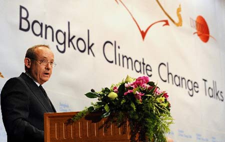 Yvo de Boer, Executive Secretary of the United Nations Framework Convention on Climate Change (UNFCCC) secretariat, gives a speech at a news conference on April 1, the second day of the Bangkok talks.