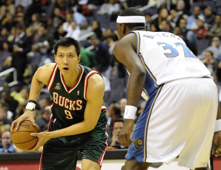 Milwaukee Bucks Yi Jianlian (L) waits for breaking through the defense of Washington Wizards Andray Blatche during their NBA basketball game in Washington April 2, 2008. 