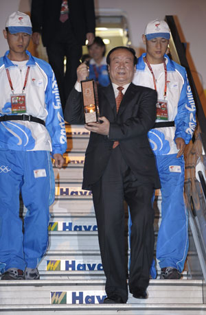 Jiang Xiaoyu(C), the executive vice president for the Beijing Organizing Committee for the 2008 Olympic Games (BOCOG), steps down the chartered plane with the lantern which holds the Olympic flame at the airport in Istanbul, Turkey, April 3, 2008. 