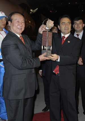 Jiang Xiaoyu (L), the executive vice president of the Beijing Organizing Committee for the 2008 Olympic Games (BOCOG), shows the lantern which holds the Olympic flame with Ergun Gungor, vice governor of Istanbul province at the airport in Istanbul, Turkey, April 3, 2008. 