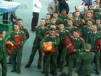 This picture has recently been used by some Tibetan separatists as evidence to accuse the Chinese central and local governments of manipulating the riots. But Internet users have found out that these Chinese soldiers are actually preparing to play monks in a movie.
