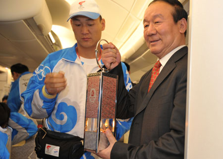 Jiang Xiaoyu (R), the executive vice president of the Beijing Organizing Committee for the 2008 Olympic Games (BOCOG), shows the lantern which holds the Olympic flame in the cabin of the chartered plane at the airport in Istanbul, Turkey, April 3, 2008.(