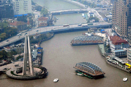 A barge carrying a section of the WaiBaidu Bridge sails toward the Huangpu River in Shanghai, east China, April 6, 2008.