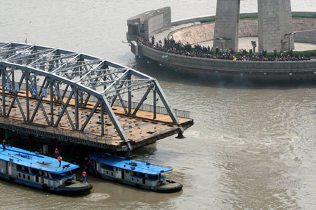 Many citizens watch the process of removing the WaiBaidu Bridge in Shanghai, east China, April 6, 2008.
