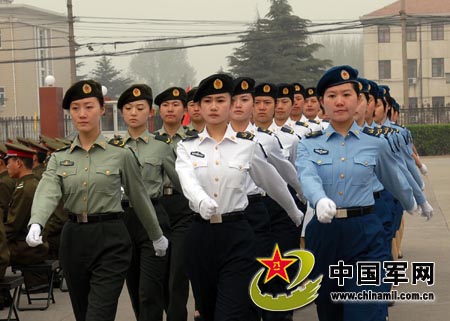 Female soldiers in 07' style summer military service uniform