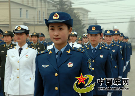 Female soldiers in 07' style spring/autumn military service uniform 