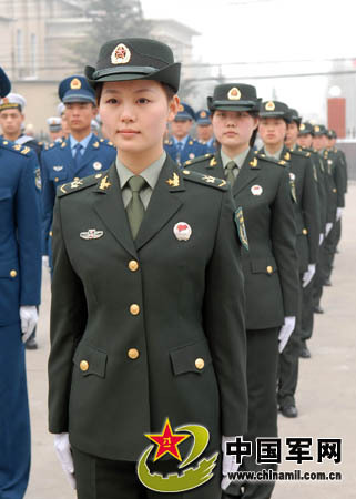 Female soldiers in 07' style spring/autumn military service uniform 