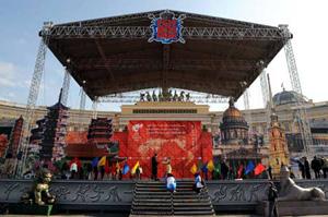 Actors rehearse for the celebration ceremony ahead of the Olympic torch relay in St. Petersburg, Russia, April 4, 2008. The torch relay in St. Petersburg, the third stop of the 2008 Beijing Olympic Games torch relay outside the Chinese mainland, will kick off on April 5, 2008. (Xinhua Photo)